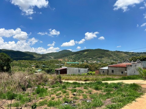 Lô Đất đẹp bằng phẳng nằm cách mặt đường...