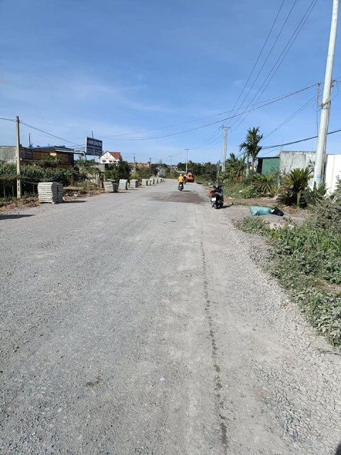 Cần bán gấp lô đất ngay mặt đường nhựa...