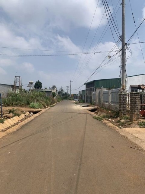 BÁN GẤP ĐẤT ĐƯỜNG NHỰA GẦN ỦY BAN XÃ PHÚ...