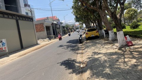 Bán khách sạn mặt tiền đường Đào Duy Từ...