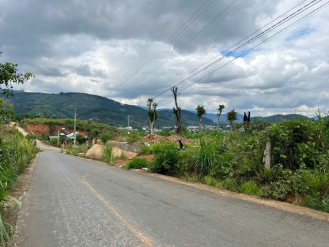 Mảnh đất đẹp nằm cạnh đường nhựa chính...