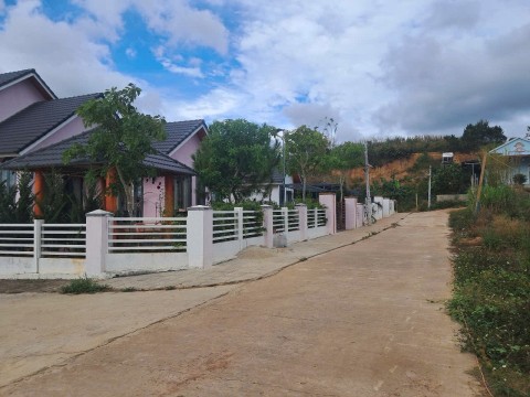 Đất đẹp kế bên khu biệt thự, cách nhựa...