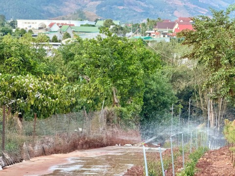 Đất ôm suối 25m mặt tiền cách DT725 400m...