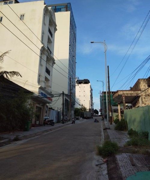 ban dat trung tam lam khach san duong dong