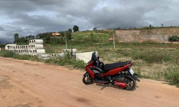 ban dat cach san bay lien khuong 8km